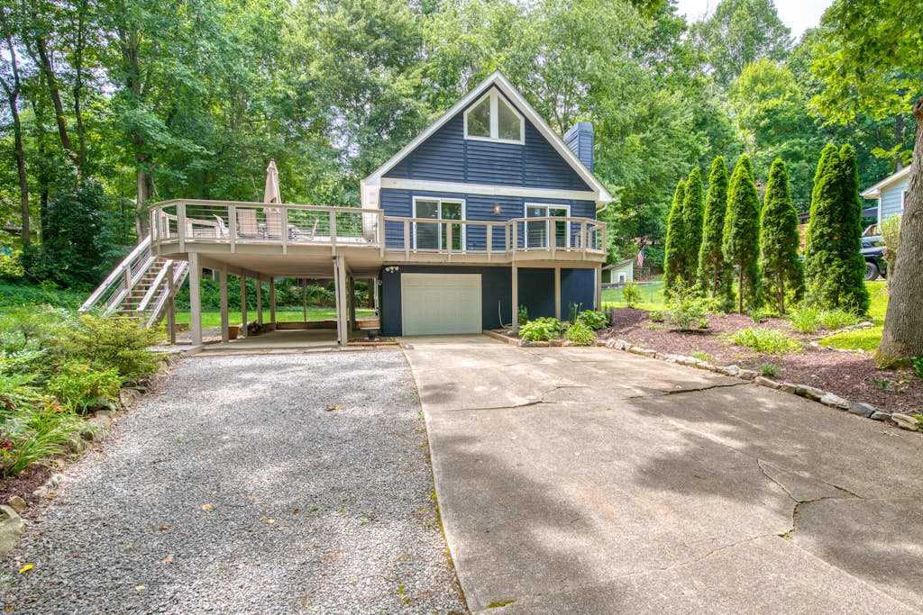 Dog-friendly home with deck, gas fireplace, central AC, & W&D