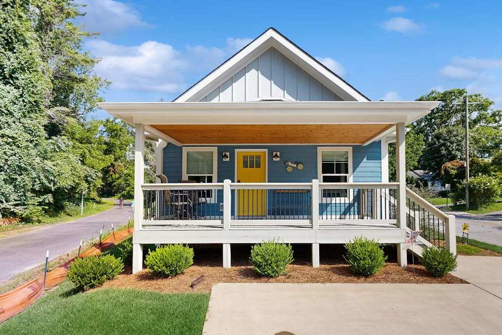 All-new cottage with deck, grill, & W&D - near downtown & Rail Trail