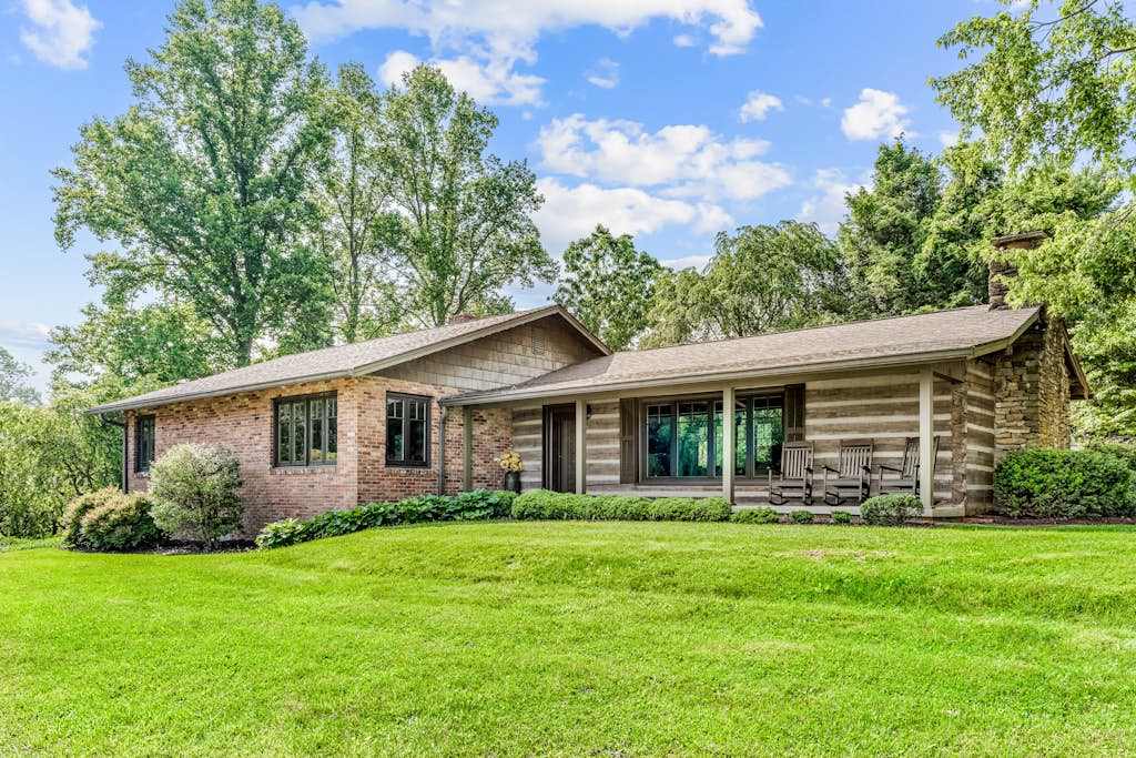 Spacious country home with firepit, patio, foosball, amazing views, & W&D