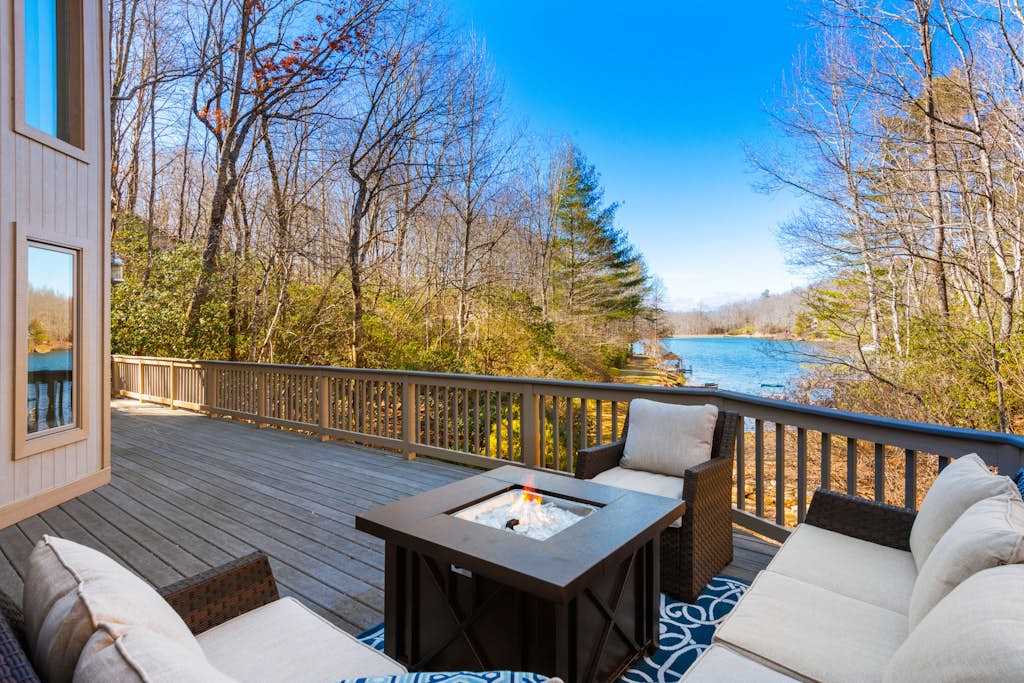 Spacious lake home with firepit, 3 fireplaces, pool table & shared amenities