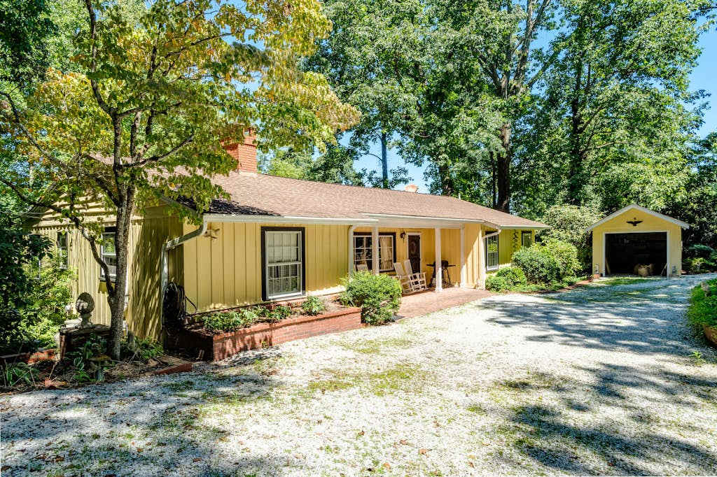 Lovely & inviting home with a sun porch, W&D & AC