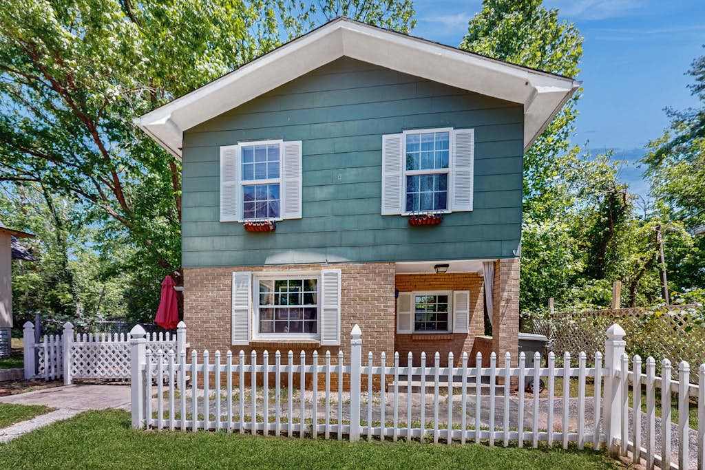 Charming 2 BR house near downtown Hendersonville with W&D