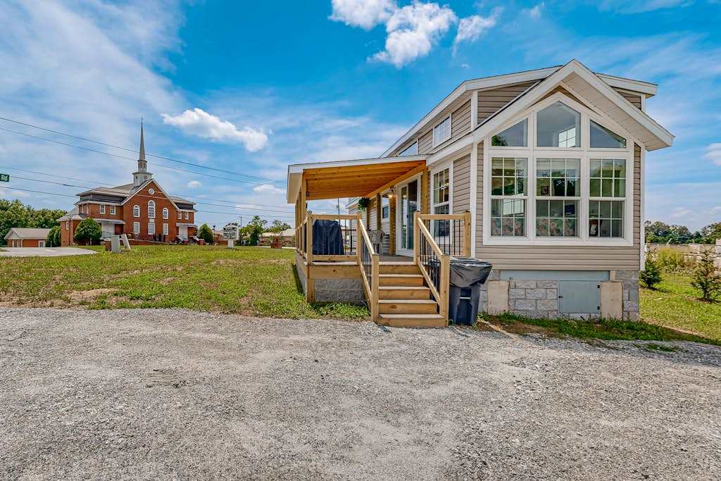 Pet Friendly Tiny home in Great Location with Grill and Covered Porch