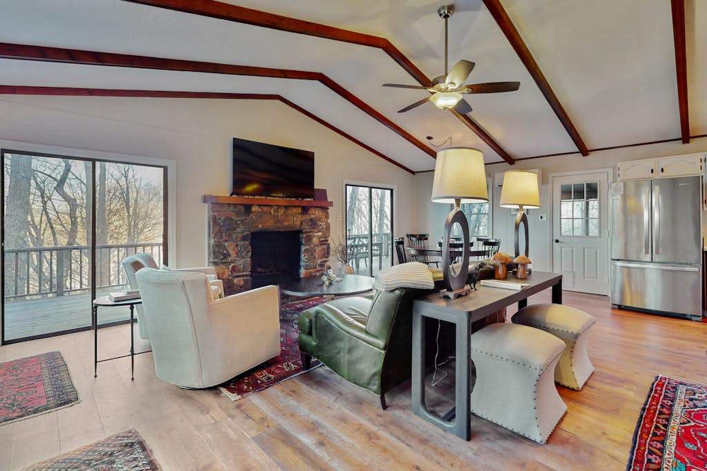 All-seasons Connestee Falls cabin with lake, pool, & athletic courts - fireplace