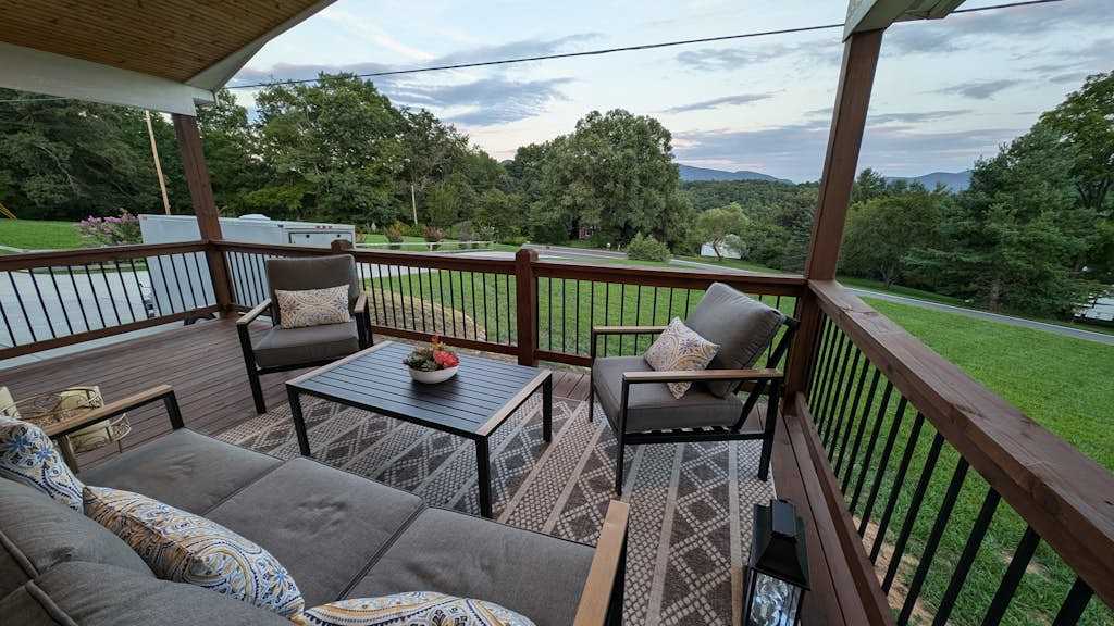 Mountain Views, Hot Tub, Fire Pit & Porch Lounge
