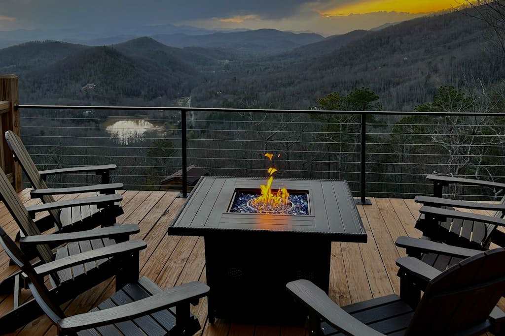 Mountain view home with large deck, private hot tub and fire-pit