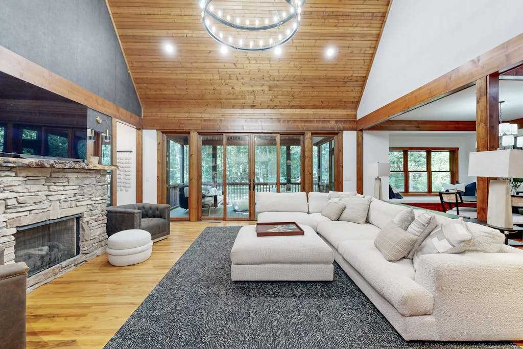 Charming house in Brevard with heated outdoor pool, tennis court, and a gym