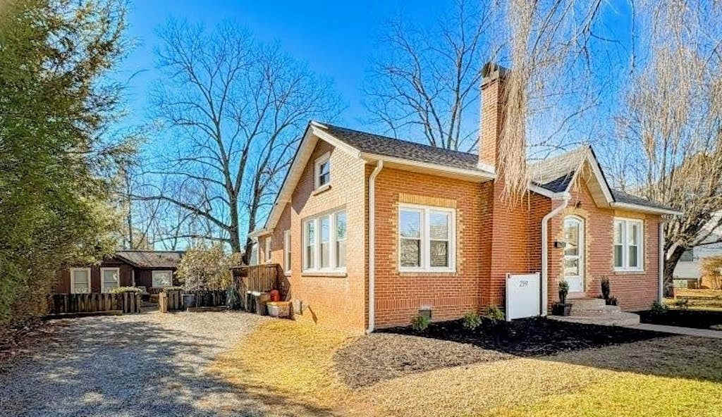 Centrally located home, with cottage, in Brevard - close to outdoor activities