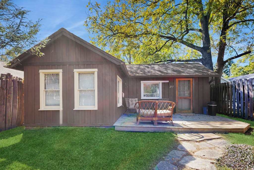 Charming Brevard cottage perfect for a getaway with local shops & breweries
