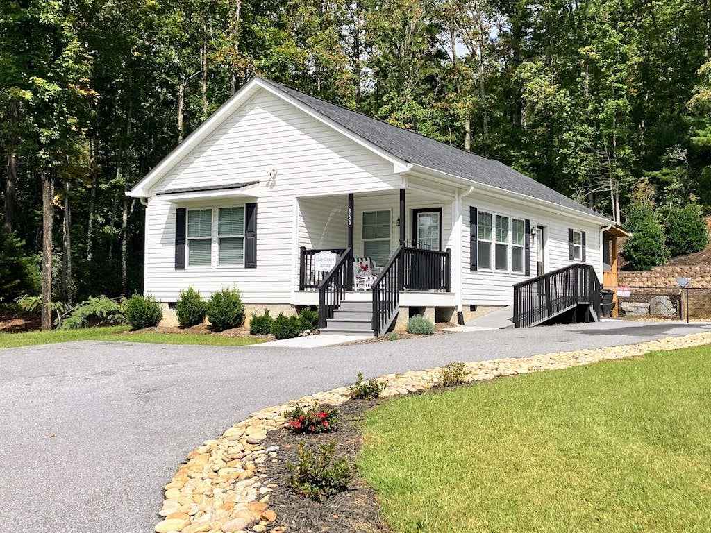 Charming 2BR Retreat with Full Kitchen, Wifi and Gas Grill for Outdoor Dinning