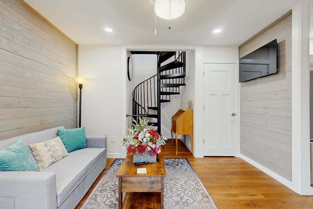 Charming Dog-friendly Home with Mountain Views, Full Kitchen & Hot tub