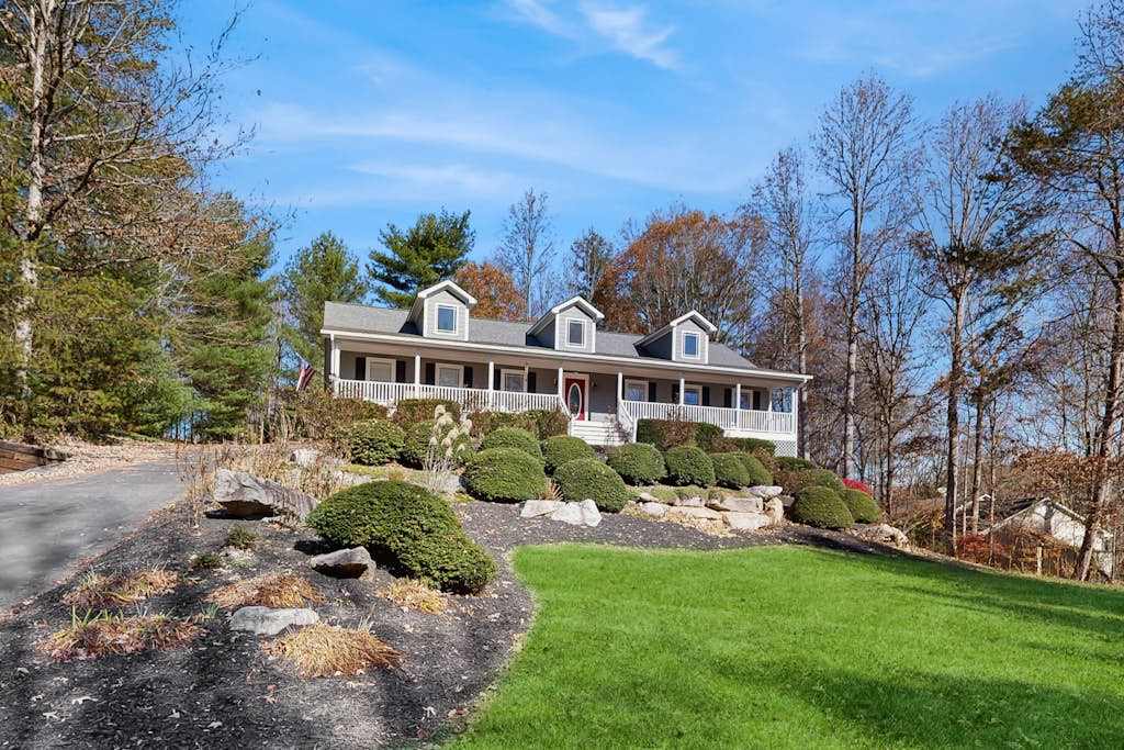 Mountain Ranch Home with Pool Table, Fire Pit & Porch Rockers
