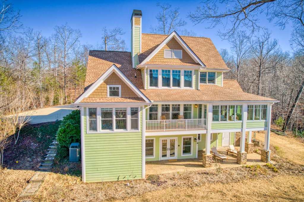 Lakeview retreat with Free Wifi, hot tub, fireplaces, patio, balcony, & grill