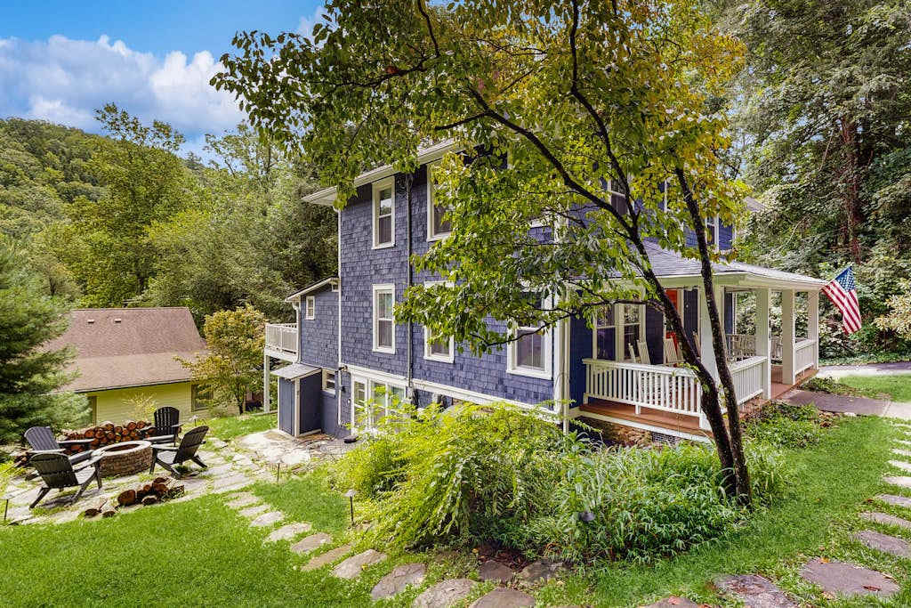 Spacious dog-friendly Montreat cottage with firepit, mountain views, & patio