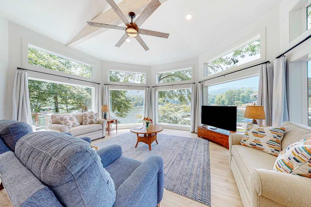 Lakefront dream stay with dock, three kayaks, paddleboard, & grill - near golf