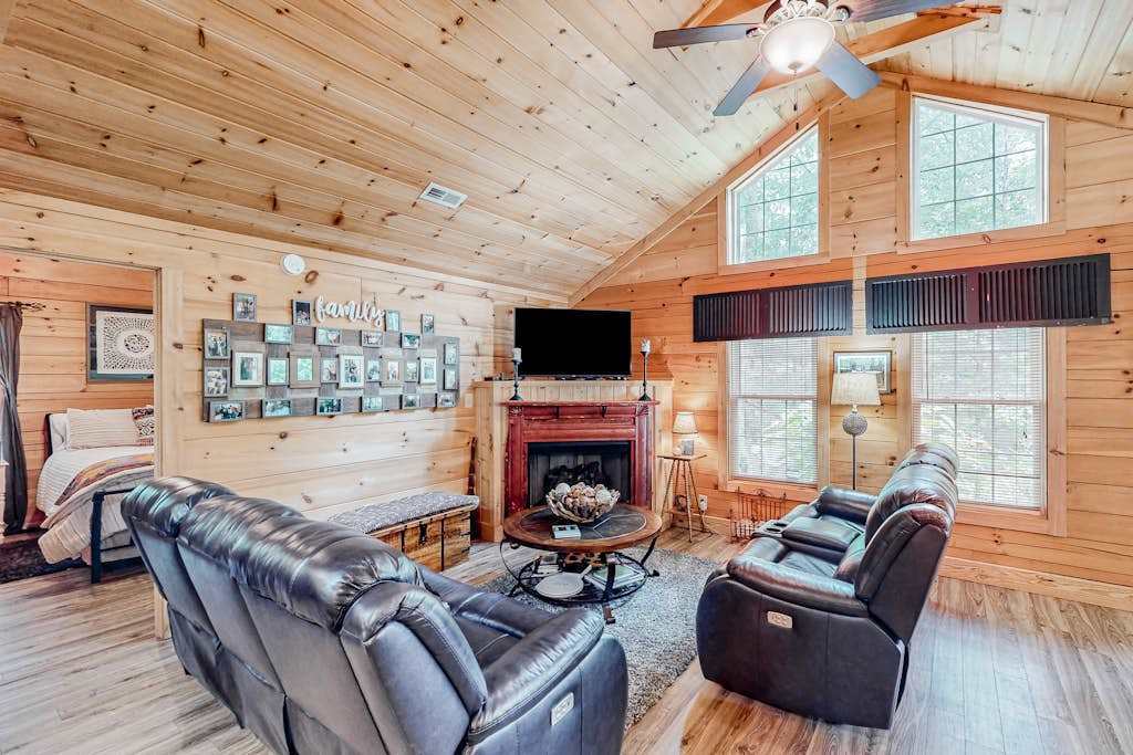 Charming cabin near outdoor rec with a grill, screened porch, fireplace, & AC