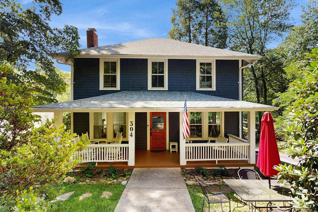 Home in the heart of Montreat with arcade, firepit & W&D - dog-friendly