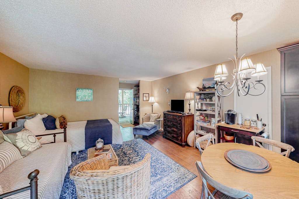 Inviting studio with pool, tennis, hot tub, kitchenette, & private sunny balcony