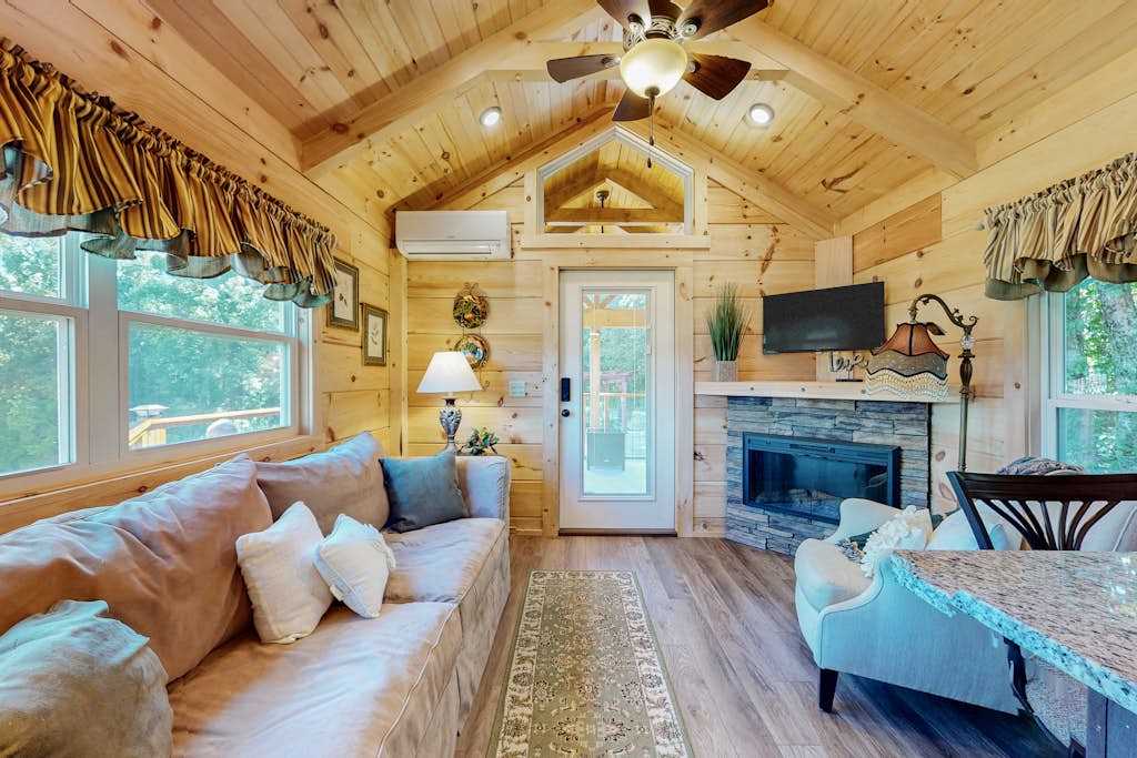 Cozy cabin with amazing views, private hot tub, & covered porch Nearby skiing