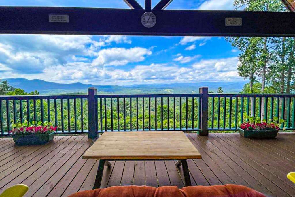 Amazing Pet Friendly chalet with mountain views, wraparound porch, & hot tub