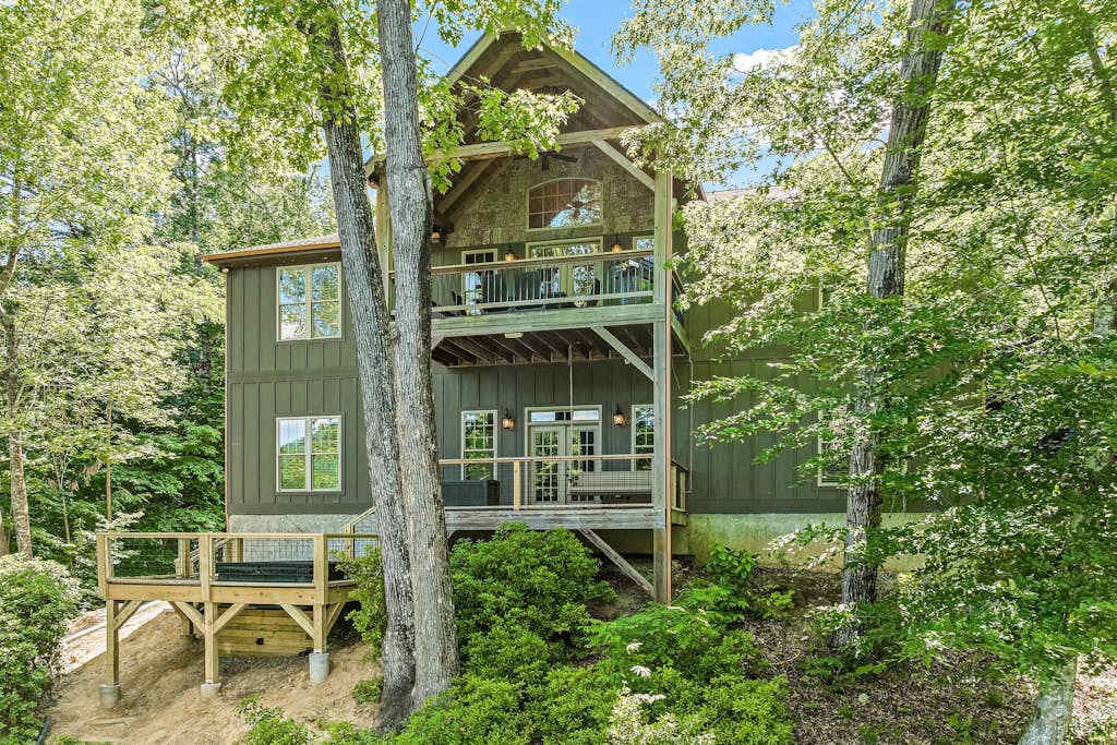 Lakefront retreat with private beach, games, dock & kayaks
