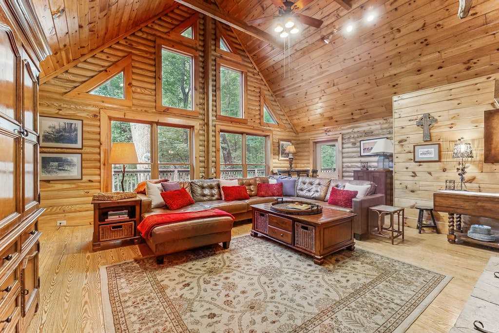 Charming 5BR retreat with Full Kitchen, WIFI, Game Room, and Dog-Friendly