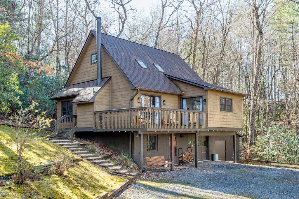 Spacious Pisgah National Forest home on woodsy lot with hot tub, fireplace