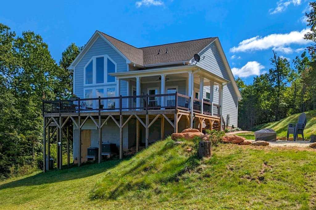Secluded Mill Spring Retreat- Stunning Views, Luxury Amenities