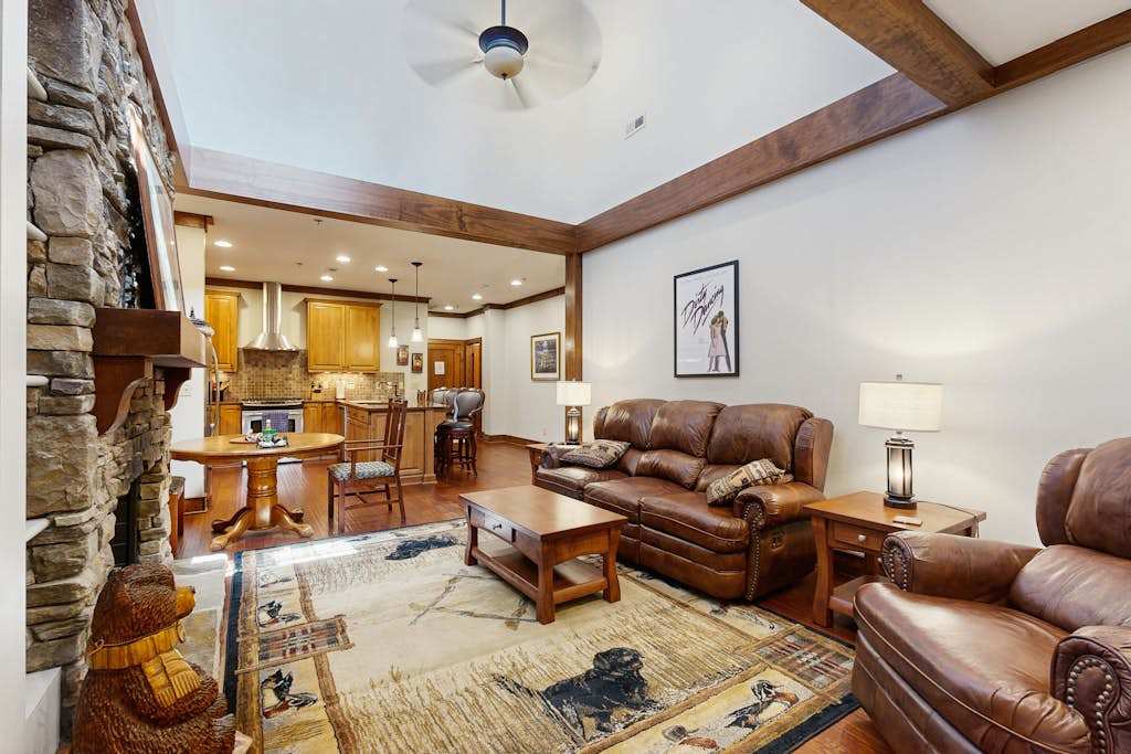 Luxurious escape in the heart of Lake Lure with Wifi and Private Porch