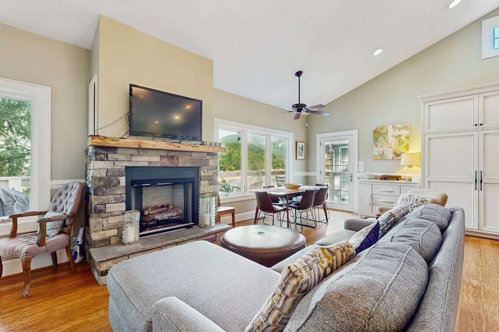 Stunning Lake Front with outdoor dining, gas fireplace, Wifi, and AC