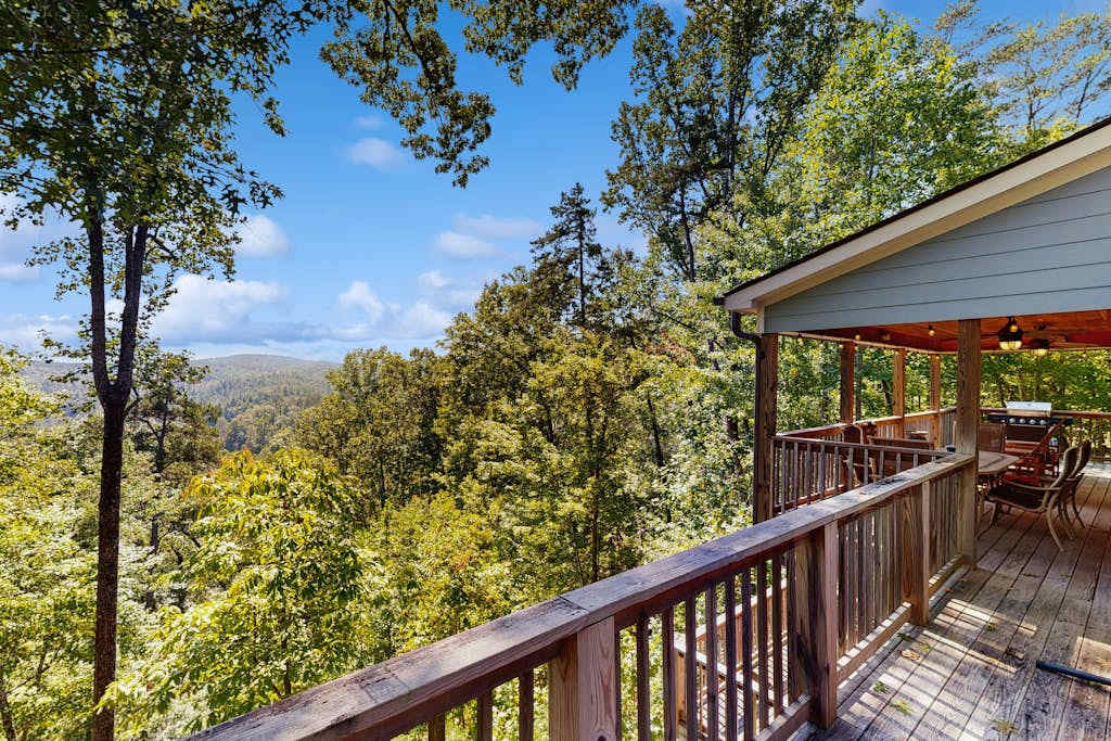 Rustic Lake Lure retreat with wifi, custom charm, lake fun & mountain views
