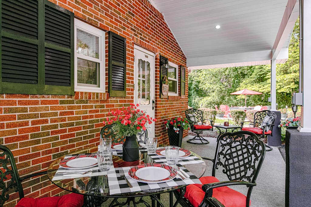 Charming Oasis with Alfresco Dining, 3 Smart TVs, Gas Grill & Gym