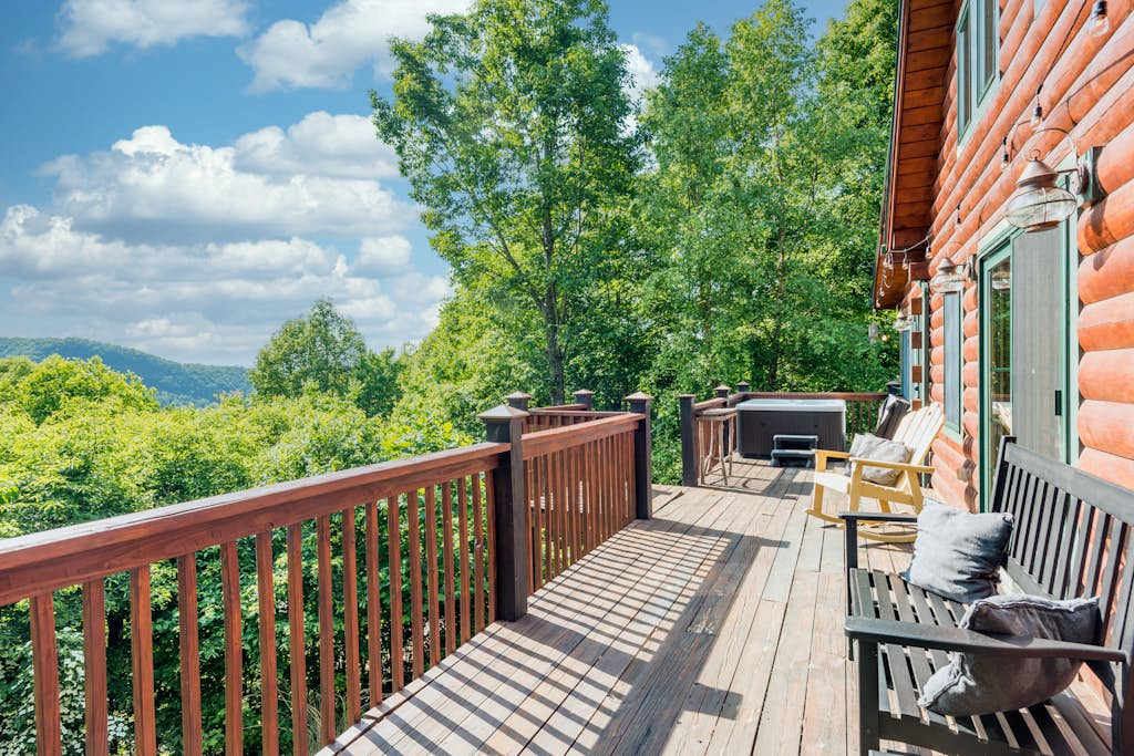 Luxurious log cabin with stunning views, WiFi, hot tub & 15 mins to Black Mountain