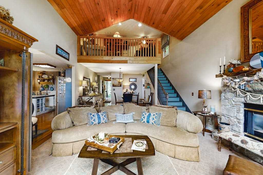Pisgah Cottage - Serene Hideaway with Mountain Views, Near Downtown Brevard