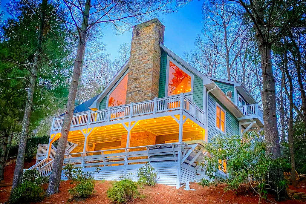 Custom-built mountain retreat with hot tub, pool table & gym - 3 acres with pond