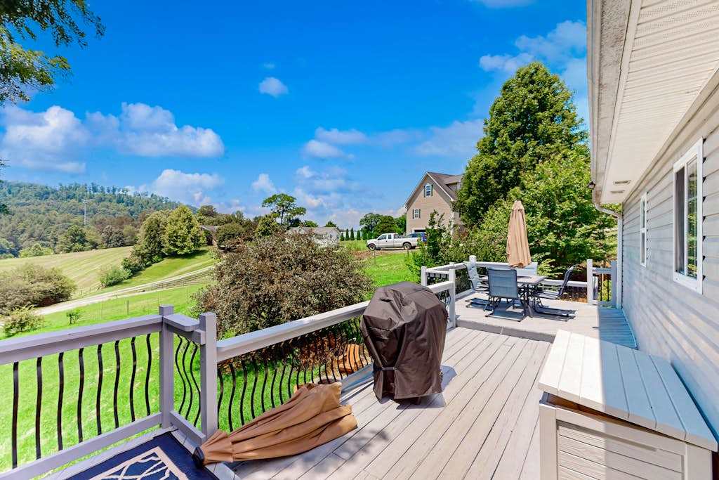 Dog-friendly Storybook Mountain retreat 