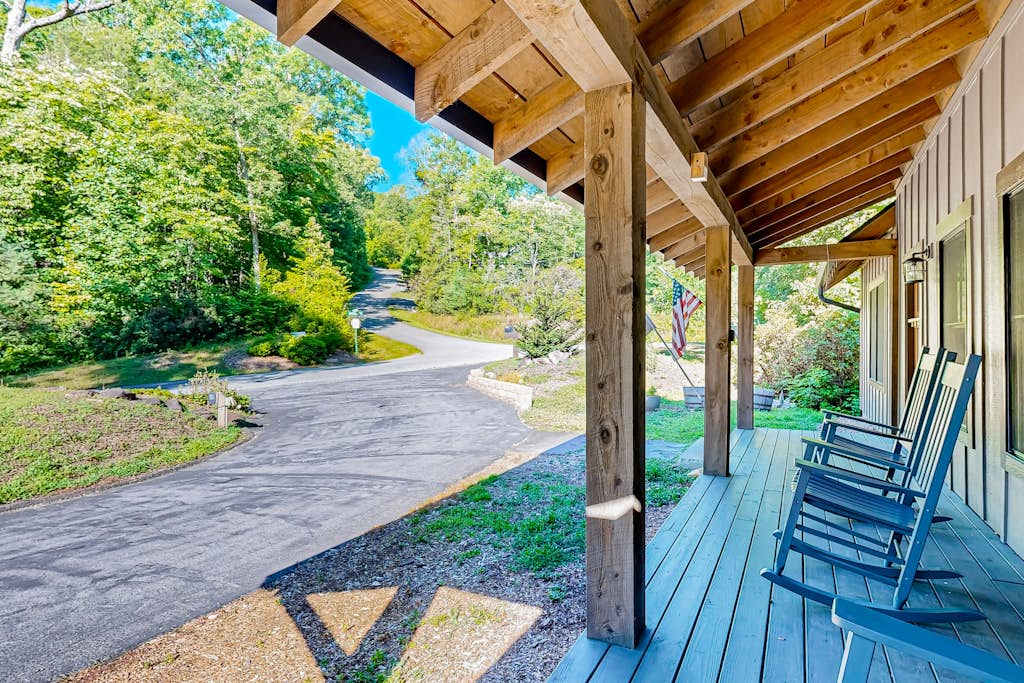 Custom Creekside Escape - Entertainers Deck & Wooded Views, Kids Play Zone