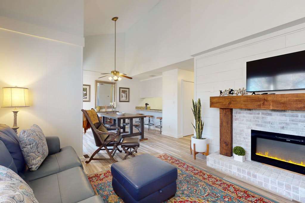 Two-story resort condo, pools, tennis, golf & lake access Dog friendly