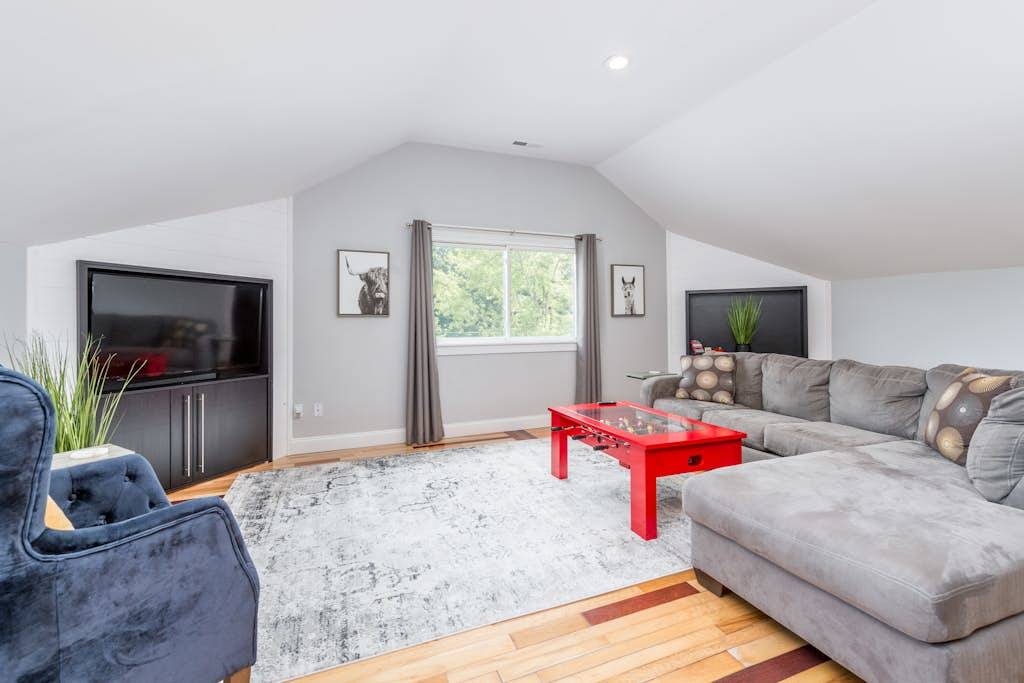 Fantastic upper apartment with fast WiFi, full kitchen, firepit & central AC