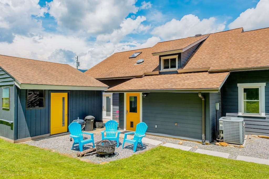 Desirable escape near downtown with firepit, fast WiFi, central AC & kitchenette