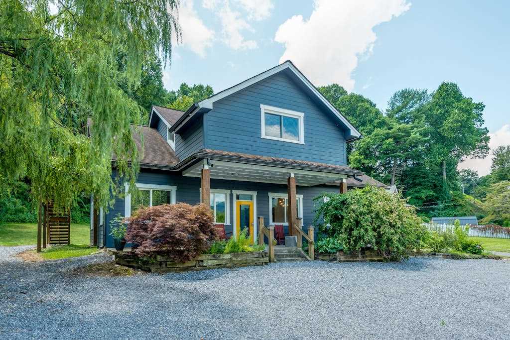 Idyllic home with 2 separate apartments near skiing & hiking - firepit, fast WiFi