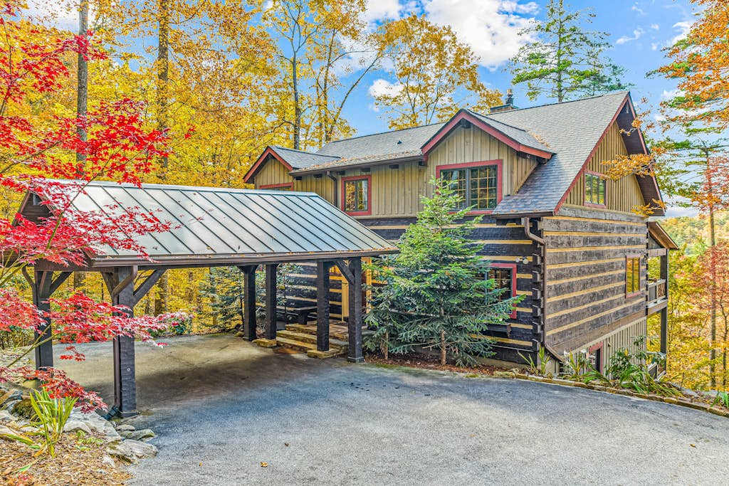 Dog-friendly, upscale cabin with gourmet kitchen, entertaining deck, hot tub & bocce ball court and cornhole