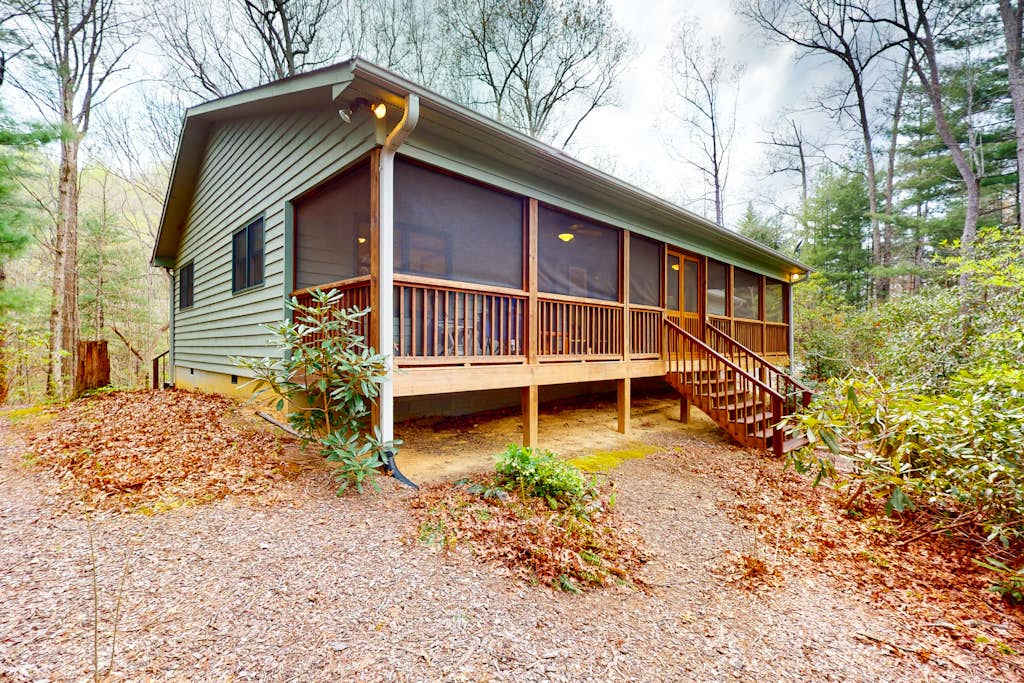 Mountainside abode with a wood stove, firepit, grill, sunroom, AC, and W&D