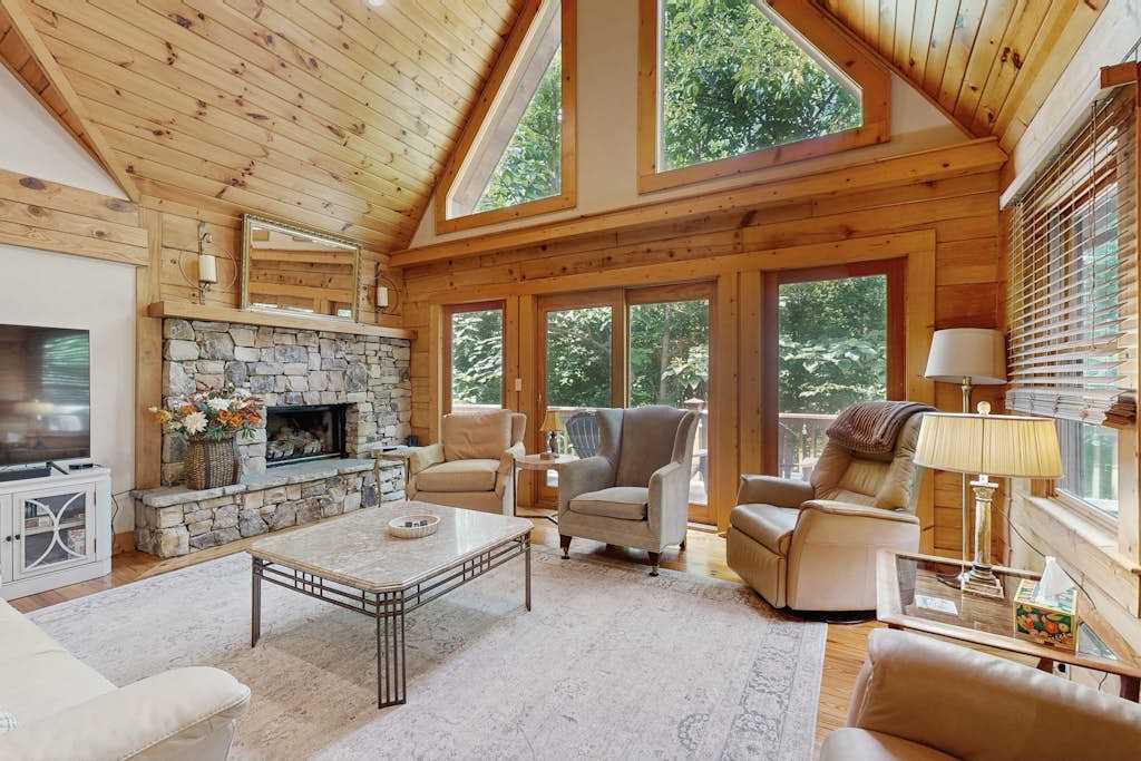 Woodsy cabin with hot tub, gas fireplace, firepit, balcony & gas grill