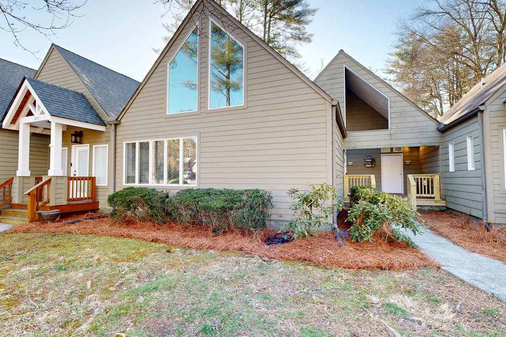 Charming Sapphire, NC Condo- Cozy, Dog-Friendly, Pool, Golf Course, & More