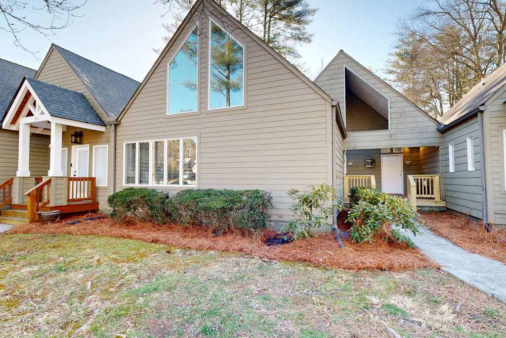 Charming Sapphire, NC Condo- Cozy, Dog-Friendly, Pool, Golf Course, & More