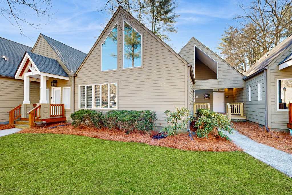 Charming Sapphire, NC Condo- Cozy, Dog-Friendly, Pool, Golf Course, & More