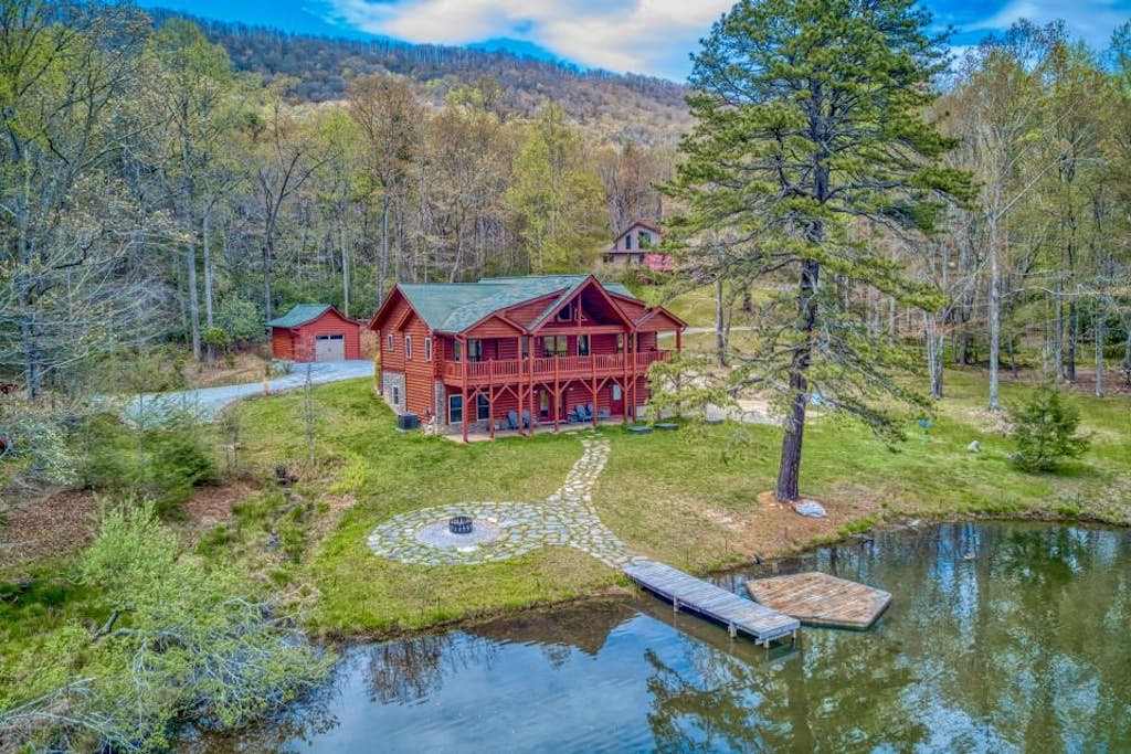 Lakefront Blue Ridge Cabin with a balcony, firepit, wet bar, W&D, dock, & AC