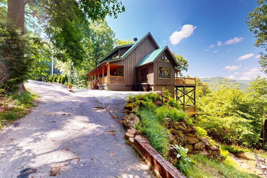 8-acre retreat near Sapphire Ski Valley with pool access, 2 fireplace & 2 kitchens