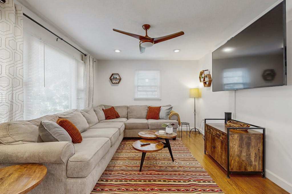 Cozy dog-friendly house with fenced yard, deck, firepit, EV charger, wifi, W&D